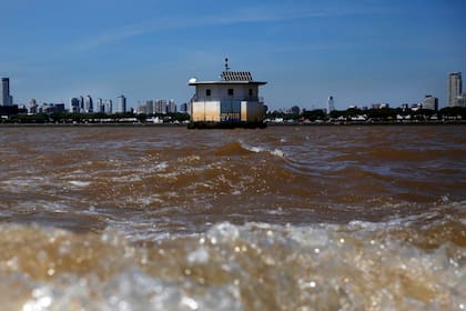 La torre de toma de Aysa tapa la ciudad a la que abastece agua