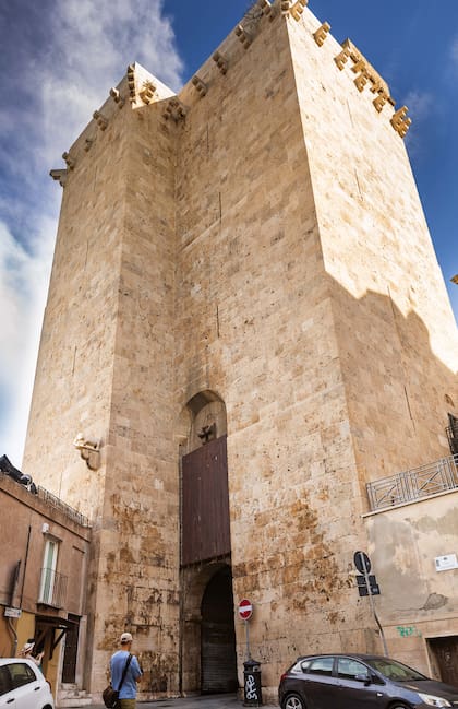 La Torre del Elefante, en el centro histórico de Cagliari tiene un curioso elefantito que sobresale de la pared.
