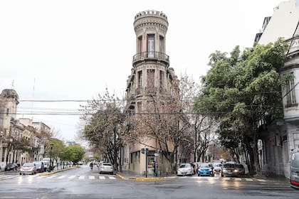 La Torre del Fantasma se ubica en un esquina de tres calles; a principios del siglo XX ese sitio era como la puerta de entrada al puerto y al barrio de La Boca