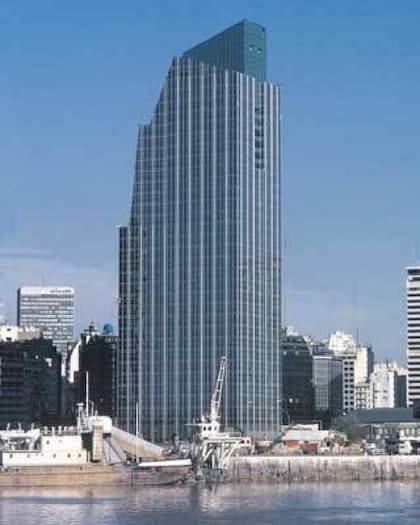 La torre diseñada por Cesar Pelli fue inaugurada en 2001