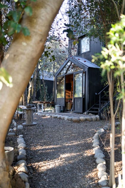 “La torre” donde está la carpintería tiene un hall frío que actúa como fuelle térmico entre exterior e interior