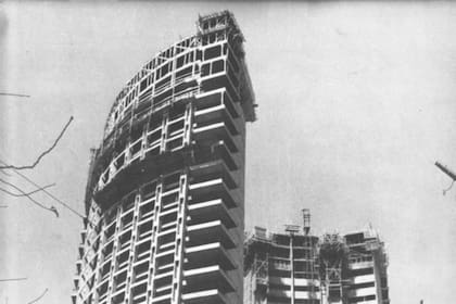 La Torre Dorrego se construyó con la planificación de un "camino crítico", que estableció un ritmo de trabajo que pautaba la culminación de un piso cada determinado tiempo