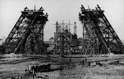 la-torre-durante-la-AUUKJ3JC4VCPJHJWMU7ECWOKMY Torre Eiffel: por qué casi fue demolida, cómo la pintan, cuánto factura y más curiosidades del monumento más visitado del mundo