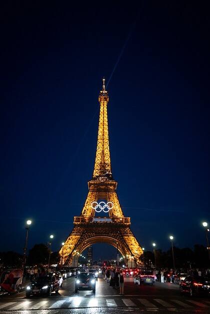 La Torre Eiffel, adornada con cinco anillos olímpicos gigantes © Jonathan Sarago / MEAE