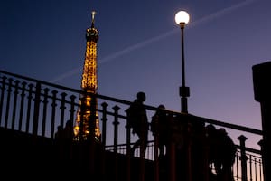 Una turista brasileña fue violada en los jardines de la Torre Eiffel en París