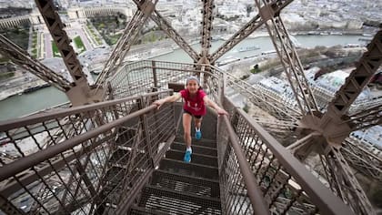La Torre Eiffel de París tiene 1.665 escalones desde el suelo hasta la cima, aunque solo 674 de ellos están abiertos al público