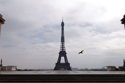 La Torre Eiffel en París, uno de los monumentos más visitados del mundo, se encuentra vacía por las medidas de confinamiento y las restricciones de movilidad implementadas para frenar el avance del coronavirus