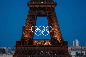 La Torre Eiffel luce los anillos olímpicos y es el mayor atractivo a la hora de tomarse una foto en París, la sede de los Juegos