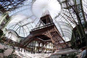 La Torre Eiffel que Chanel mandó a construir adentro del Grand Palais para el día de su desfile