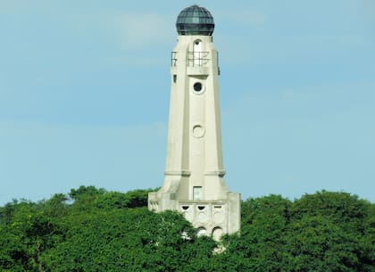 La torre es similar a un faro.