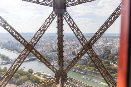 la-torre-esta-hecha-de-hierro-2FFXLNT55VDDHGMWGE6XYOAXYA Torre Eiffel: por qué casi fue demolida, cómo la pintan, cuánto factura y más curiosidades del monumento más visitado del mundo