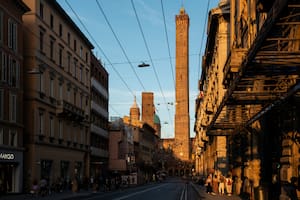 La ciudad italiana que busca ayuda en Pisa para evitar que se derrumbe su propia torre inclinada
