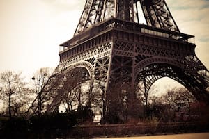 La torre, inaugurada el 21 de marzo de 1889, ya comenzaba a ser un ícono de la Ciudad Luz en los años 20