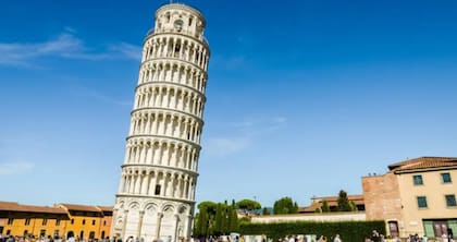 La Torre Inclinada de Pisa comenzó a inclinarse cada vez más, hasta que tuvo que ser enderezada para garantizar su seguridad