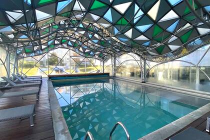 La torre incluye piletas tanto exterior como interior