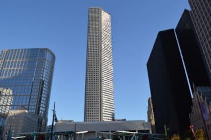 La Torre JPMorgan Chase se terminó de construir en 1982 y fue el rascacielos más alto de EE.UU hasta 1989