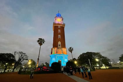 La Torre Monumental, iluminada para la Noche de los Museos
