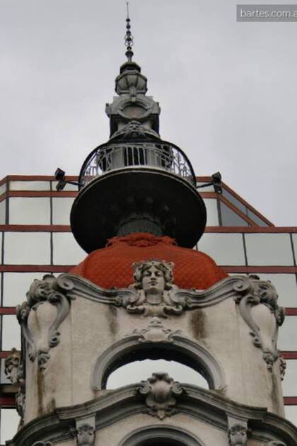 La torre ornamentada del Palacio Costaguta, con su cúpula y su mirador metálico sobrevivió a la demolición del edificio, que ocurrió a fines de la década de 1980