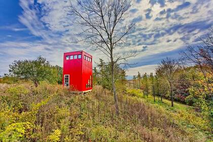 La torre se encuentra en 12 hectáreas de tierra rural en un pequeño pueblo llamado Castleton en Ontario, Canadá.