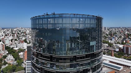 La torre se encuentra en el "midtown de Montevideo"