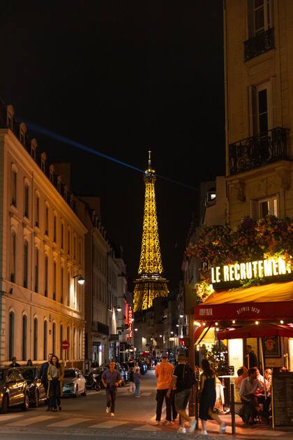 la-torre-se-ilumina-de-noche-y-es-pura-73YDC2LZXFETXPWJT5TSXHMFAA Torre Eiffel: por qué casi fue demolida, cómo la pintan, cuánto factura y más curiosidades del monumento más visitado del mundo