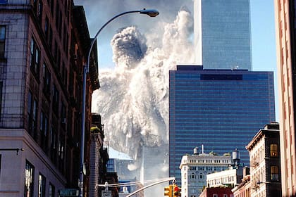 La torre sur del World Trade Center se derrumba enviando polvo y humo a las calles