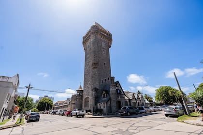 La Torre Tanque está ubicada en la esquina de las calles Falucho y Mendoza, en el punto más alto de la Loma de Stella Maris.