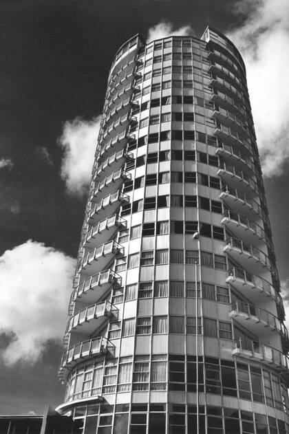 La torre tiene 60 metros de altura con 14 plantas y 70 habitaciones. (Foto: Colección Sanabria).