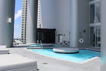 La torre tiene pileta pública y privadas para cada unidad.