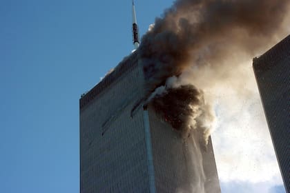 La Torre Uno arroja humo y llamas después de la primera explosión en el World Center de Nueva York