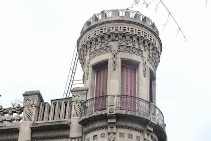 La torreta está ubicada en la punta del edificio que se construyó en una manzana triangular; la leyenda dice que una inquilina subió hasta allí y se suicidó al no poder soportar el acoso de los duendes