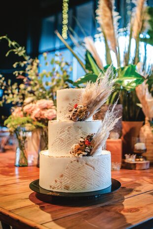 La torta de bodas de tres pisos con pistachos, trufas, berries y dulce de leche.