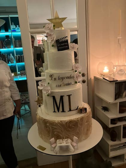 La torta de cumpleaños de cinco pisos llevó las iniciales de Chiquita en dorado y una de sus frases icónicas. El detalle: una pequeña mesa con dos sillas como guiño a su programa de televisión