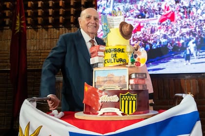 La torta de cumpleaños de José María Sanguinetti