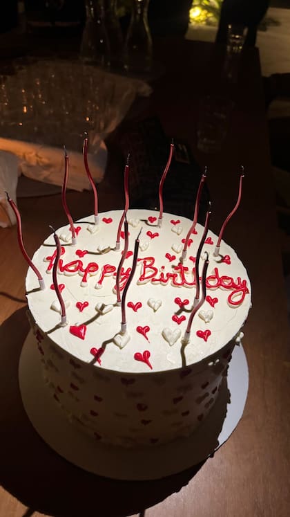 La torta de cumpleaños de Nicki Nicole con velas onduladas y corazones