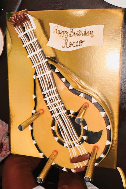 La torta de cumpleaños de Rocco con forma de guitarra portuguesa.
