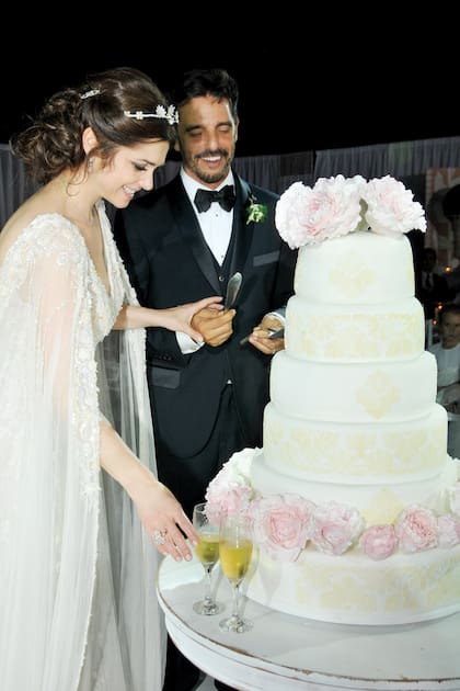 La torta de seis pisos también llevó peonías, las mismas flores del ramo.