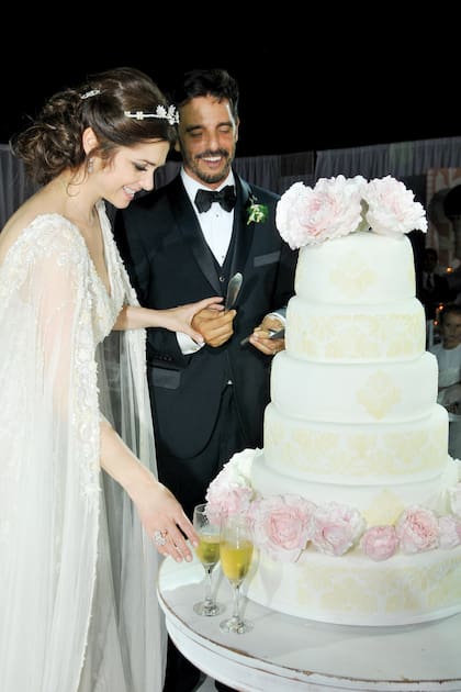 La torta de seis pisos también llevó peonías, las mismas flores del ramo. 