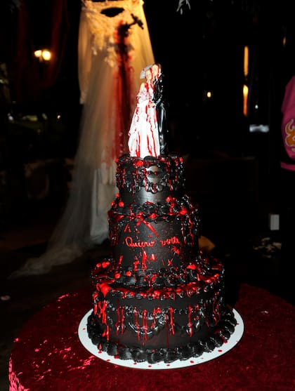 La torta de tres pisos en color negro y ensangrentada con la frase "Quiero verte" fue uno de los grandes atractivos de este ficticio compromiso