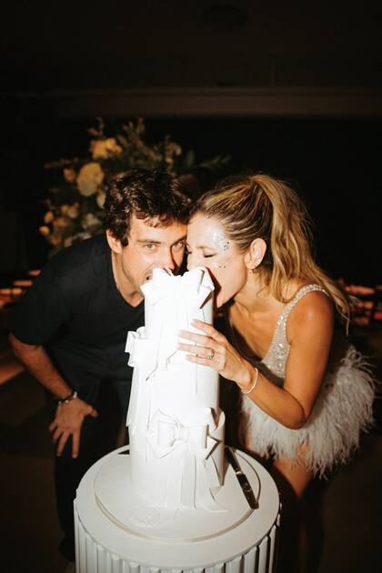 La torta de tres pisos recibe el
ataque de los recién casados. El menú incluyó
cordero braseado y tataki de lomo y de postre,
volcán de dulce de leche y cheesecake.