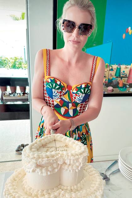 La torta, decorada con crema chantilly, tenía forma de corazón.