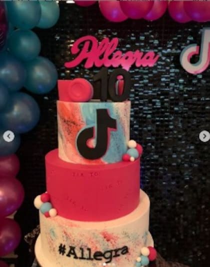 La torta decumpleaños tenía varios pisos y era temática