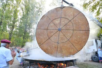 La torta frita más grande del mundo se cocina en Mercedes