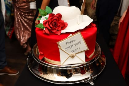La torta fue un verdadero homenaje para el empresario, que se caracteriza por usar sombreros blancos con una pluma.