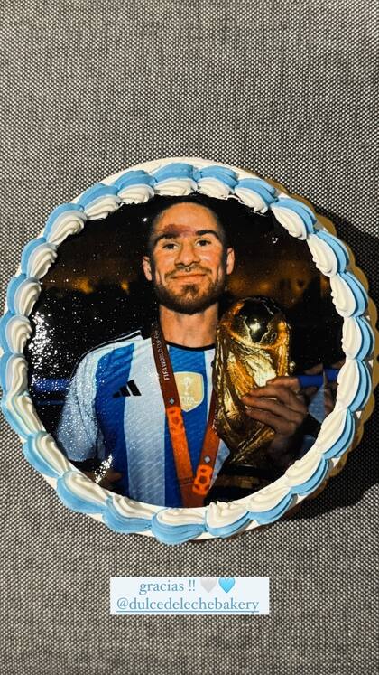 La torta que comió la pareja tras la victoria ante Chile. Foto/Instagram: @ailencova