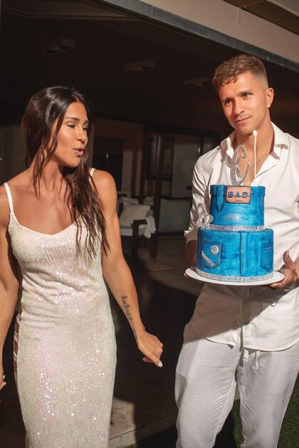 La torta, que lleva en sus manos su hijo Gianluca, estaba decorada como un jean, un guiño a B.A.D., la marca de ropa de Caro.