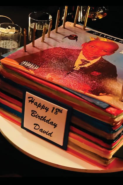 La torta –que simulaba ser una pila de tapas de discos– tenía una foto del cumpleañero cuando era chico.