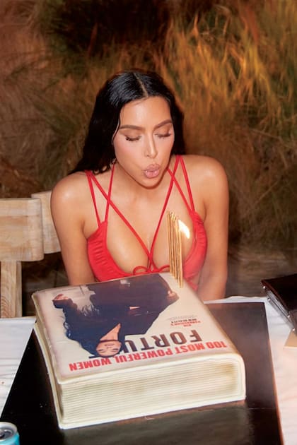 La torta simulaba la última tapa de la revista Fortune, en la que Kim apareció como una de las 100 mujeres más poderosas del mundo.