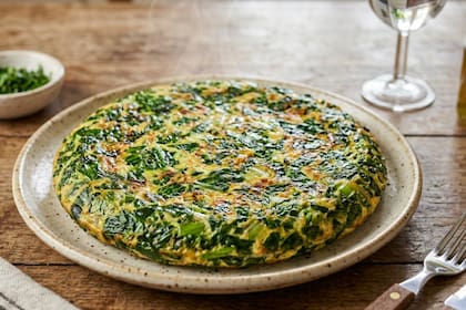 La tortilla de acelga es una opción saludable para incorporar fibra al cuerpo sin el proceso de fritura de la versión hecha con papa