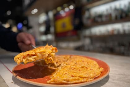 La tortilla de fideuá con gambas es una de las preferidas de El Burladero